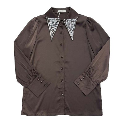 Chemise satin marron à perles blanches, col oversize élégant