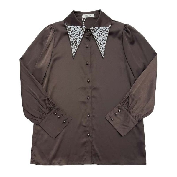 Chemise satin marron à perles blanches, col oversize élégant
