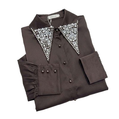 Chemise satin marron à perles blanches, col oversize élégant