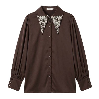 Chemise satin marron à perles blanches, col oversize élégant