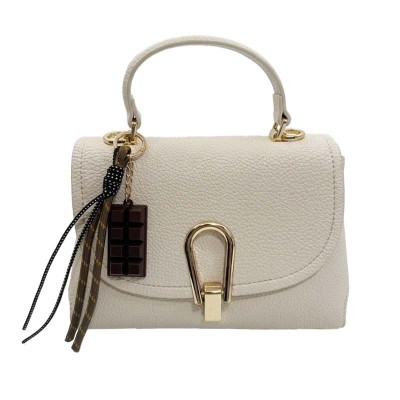 Sac à main minimaliste chic avec fermoir doré élégant