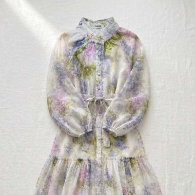 Robe longue florale à col officier et coupe fluide