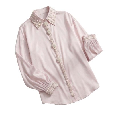 Chemise satin rose pastel à perles blanches, col classique élégant