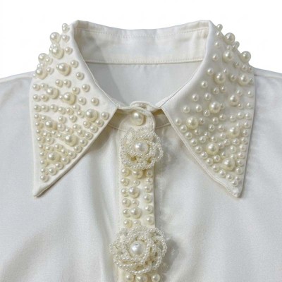 Chemise satin rose pastel à perles blanches, col classique élégant