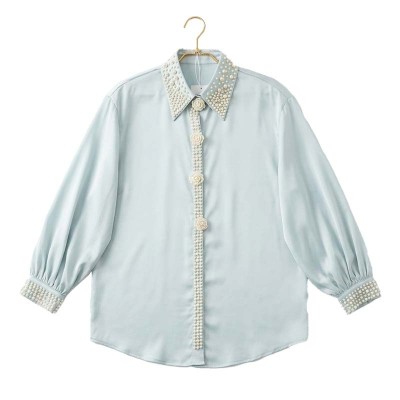 Chemise satin rose pastel à perles blanches, col classique élégant