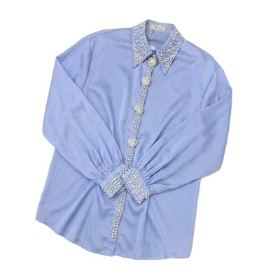 Chemise satin rose pastel à perles blanches, col classique élégant