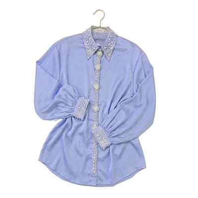 Chemise satin rose pastel à perles blanches, col classique élégant