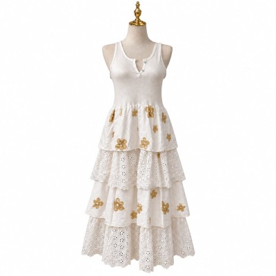 Robe blanche longue à fleurs dorées et détails brodés pour femme