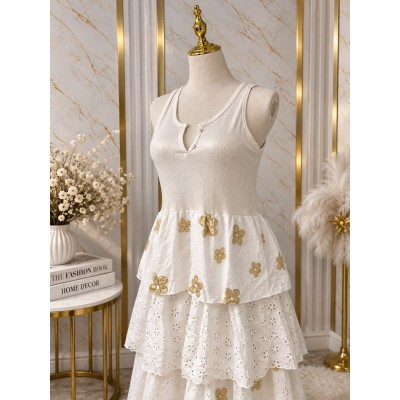 Robe blanche longue à fleurs dorées et détails brodés pour femme