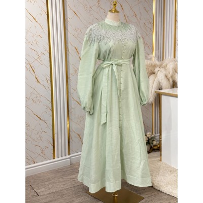 Robe longue femme élégante avec dentelle et ceinture à nouer chic