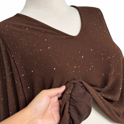 Pull femme col V brillant à manches longues, disponible en noir et marron
