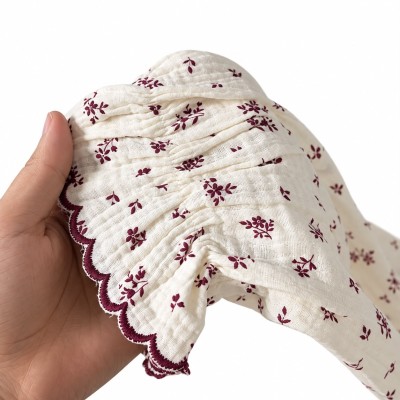 Chemise femme fleurie à manches longues et col volanté élégant