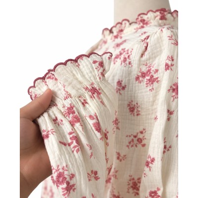 Chemise femme fleurie à manches longues et col volanté élégant