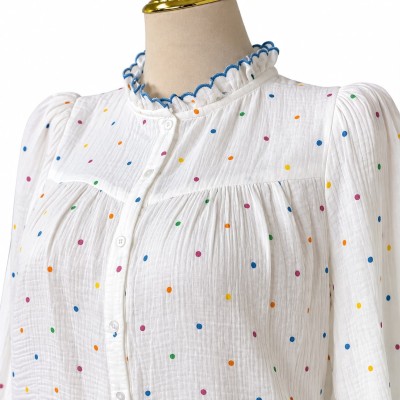 Chemise femme fleurie à manches longues et col volanté élégant