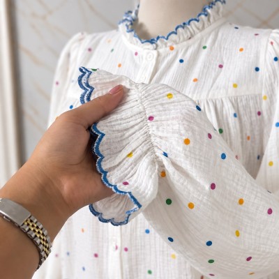 Chemise femme fleurie à manches longues et col volanté élégant